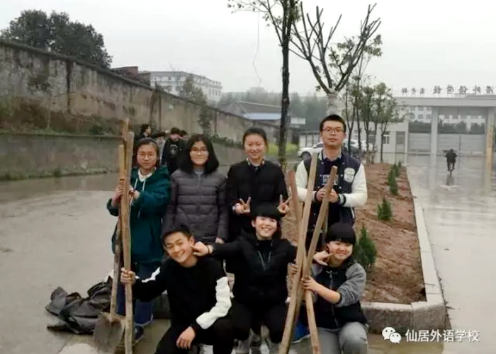 綠色春天，學(xué)生會植樹校園