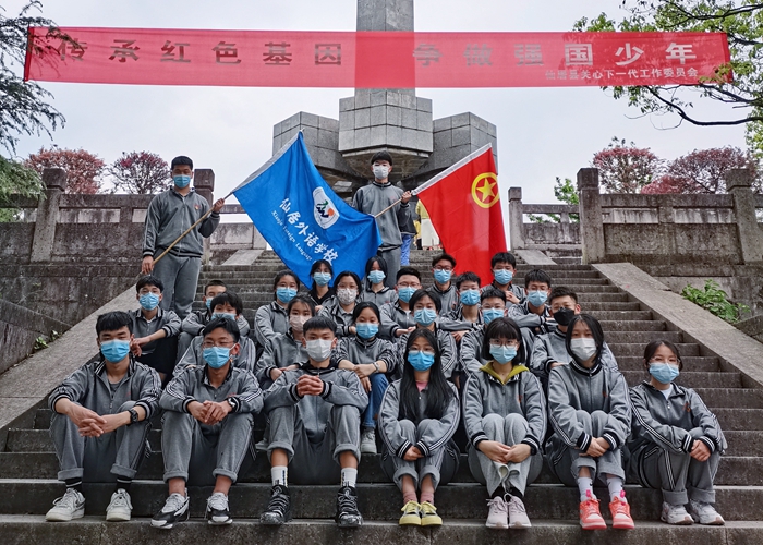 初中部團(tuán)委師生開(kāi)展清明祭掃活動(dòng)